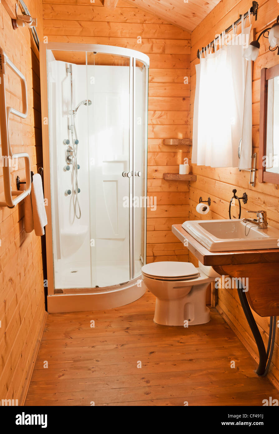 Un bagno con rifiniture in legno dal pavimento al soffitto; El Cuarton Tarifa Cadice Andalusia Spagna Foto Stock