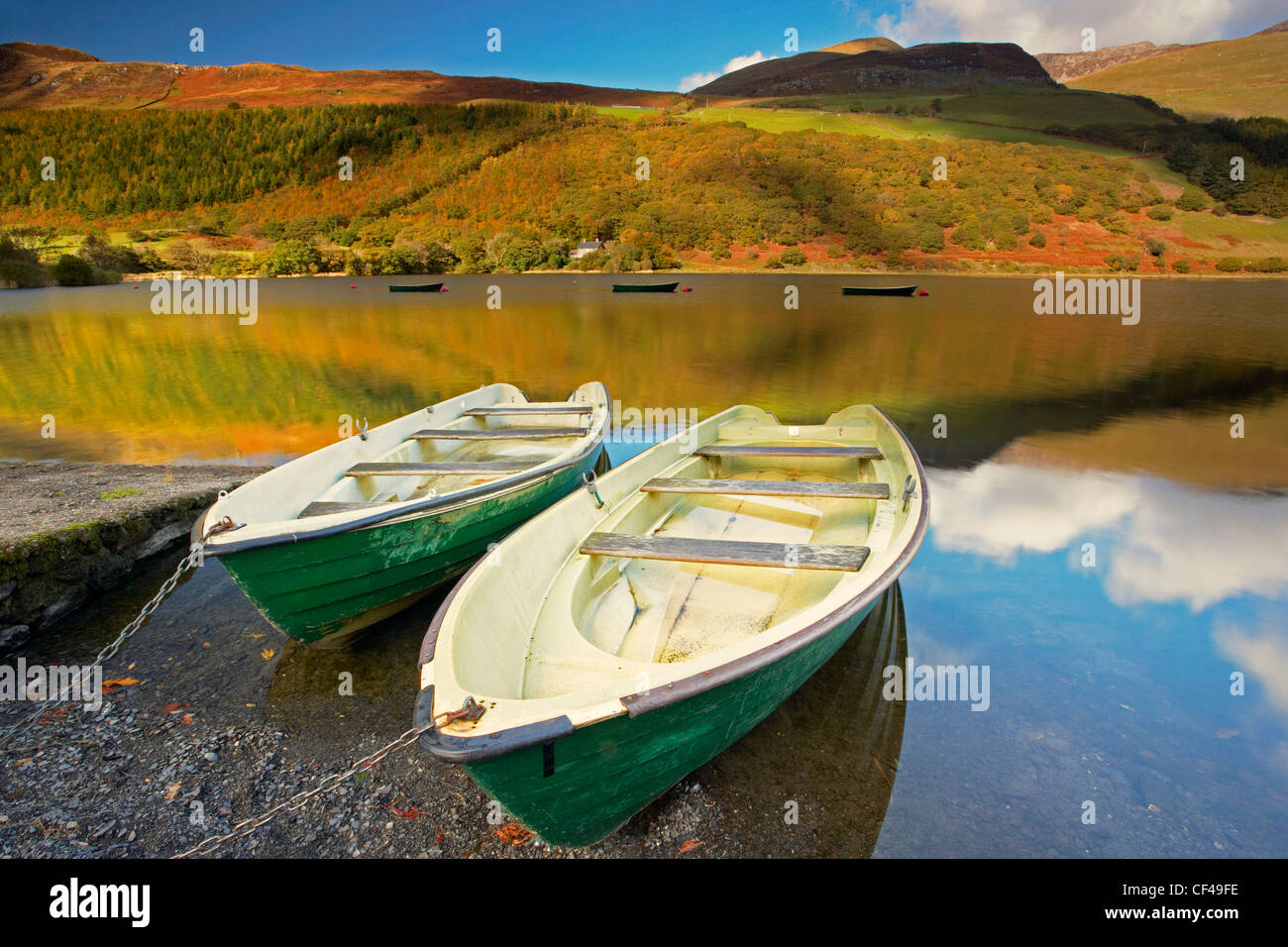Barche da pesca in tal Y Llyn lake in Snowdonia. Foto Stock