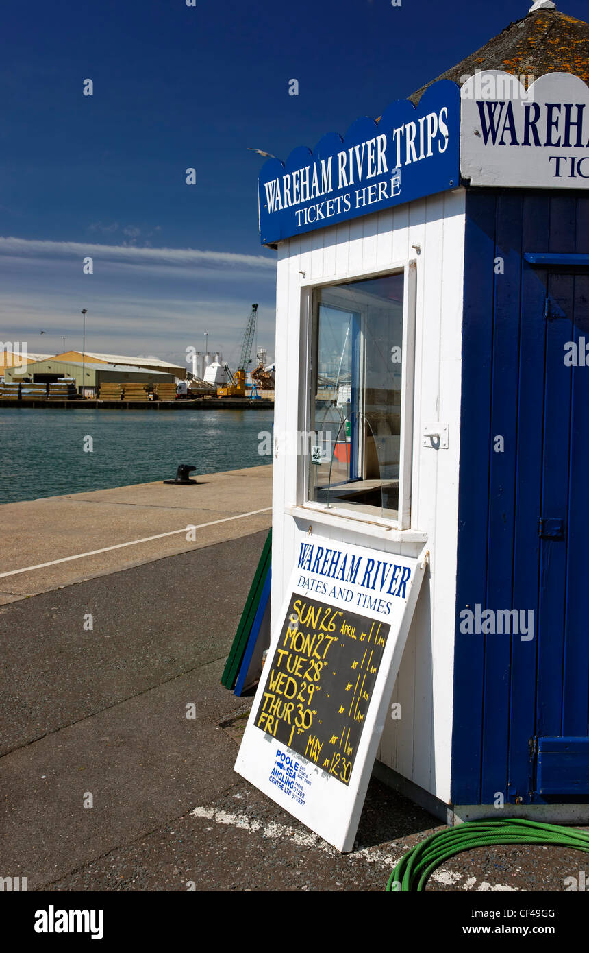 Un ticket booth vendita di Wareham gite sul fiume in Poole. Foto Stock