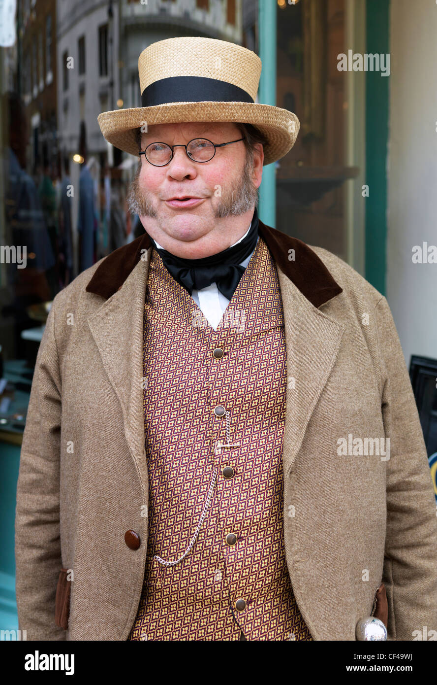 Un uomo vestito in abiti in stile Vittoriano al Dickens Festival di  Rochester Foto stock - Alamy