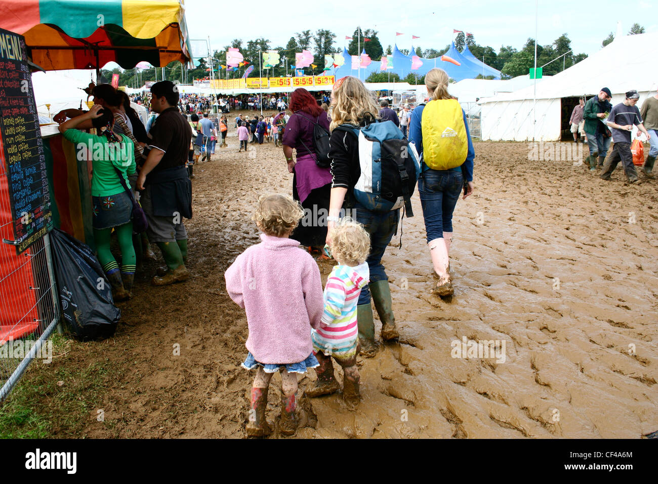 Una passerella fangoso al Womad World Music Festival. Foto Stock