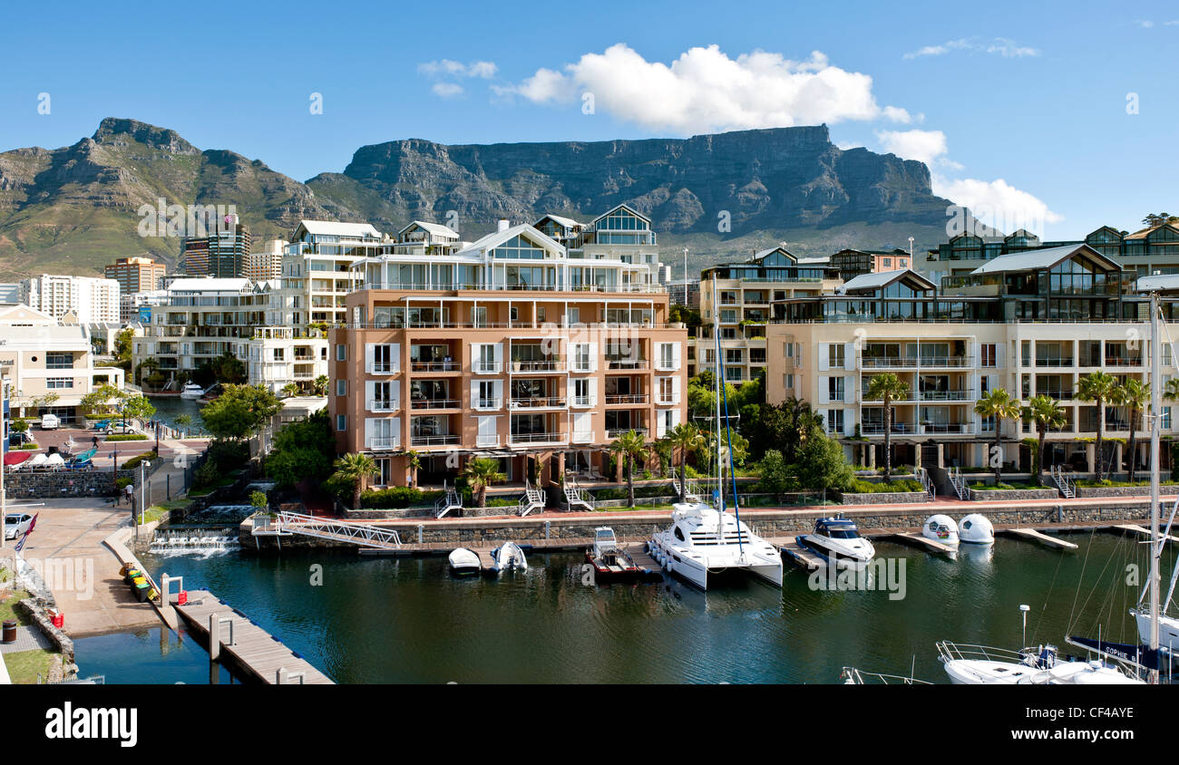 La Montagna della Tavola da Cape Grace Hotel presso il Victoria and Alfred Waterfront Foto Stock