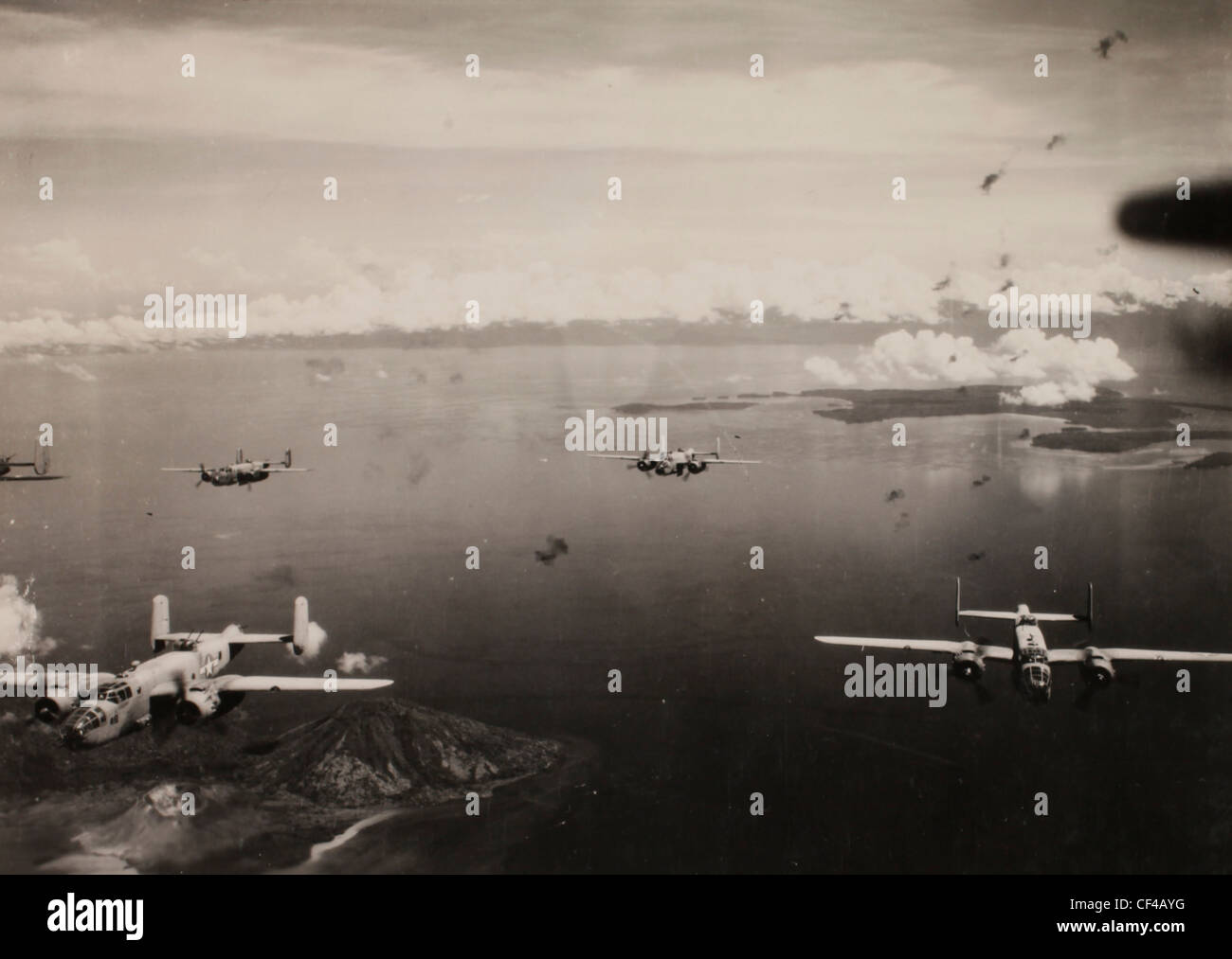 Antenna di scena la PBJ aerei in volo sulla missione di Rabaul. Marine squadrone di bombardamento 443. Guadalcanal. La campagna del Pacifico della seconda guerra mondiale Foto Stock