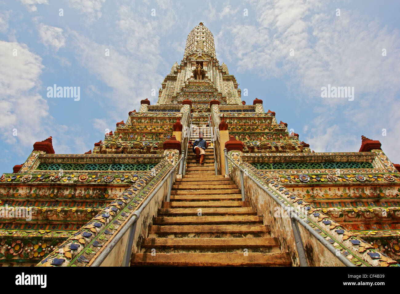 Thailandia - Bangkok - Wat Arun Rajwararam - tempio buddista - gli uomini a piedi al piano di sotto Foto Stock