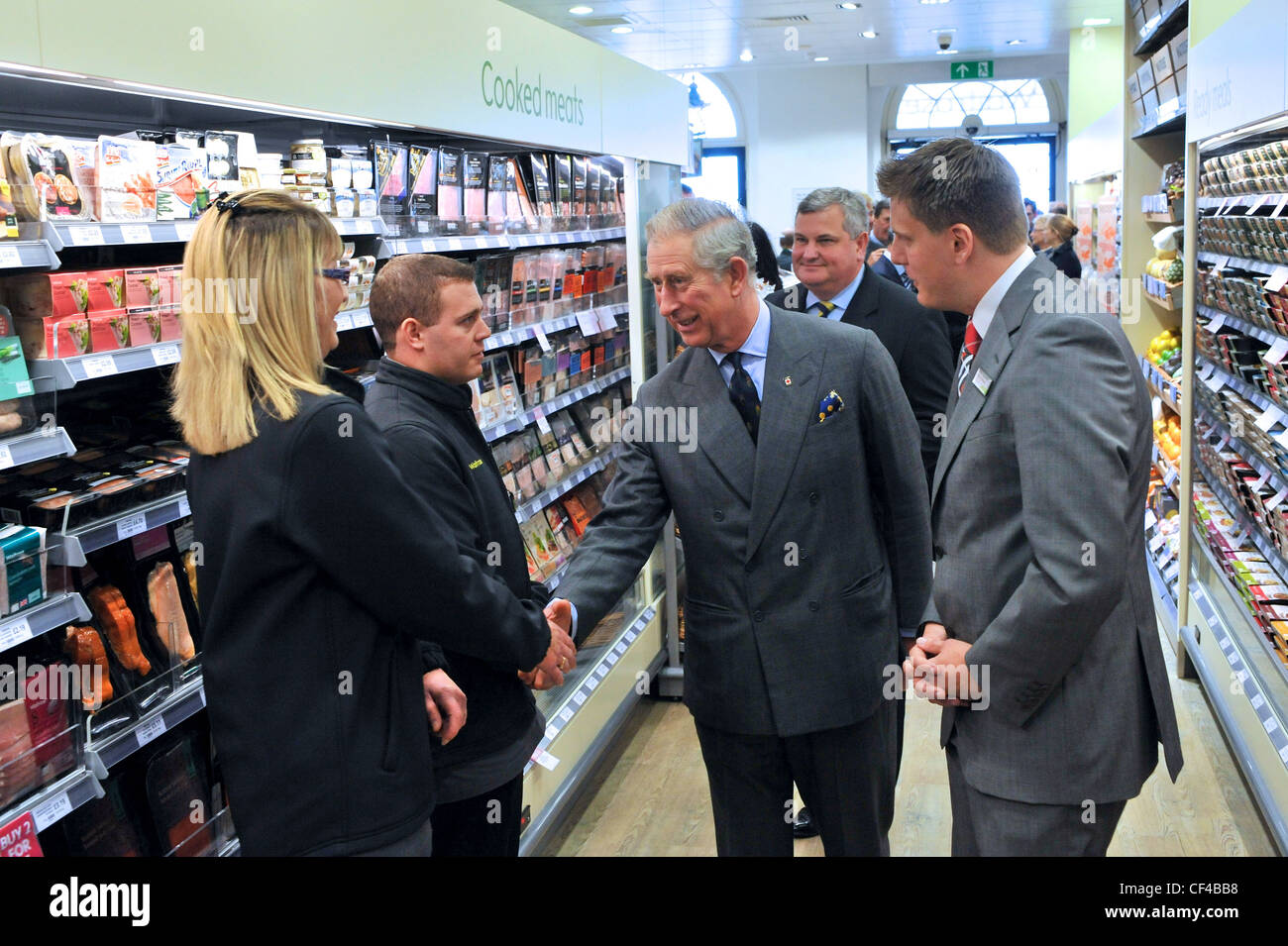 Il principe Carlo apre piccolo supermarket Waitrose in Poundbury, DORSET REGNO UNITO, incontra e parla di Waitrose collaboratori e fornitori. Foto Stock