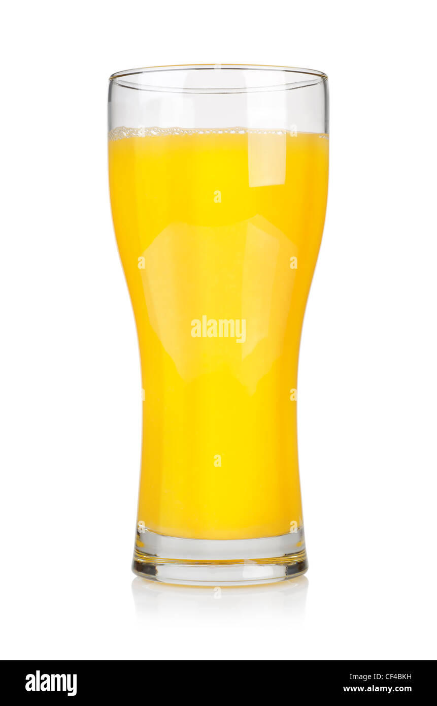 Il succo di arancia in un vetro isolato su sfondo bianco. Tracciato di ritaglio Foto Stock