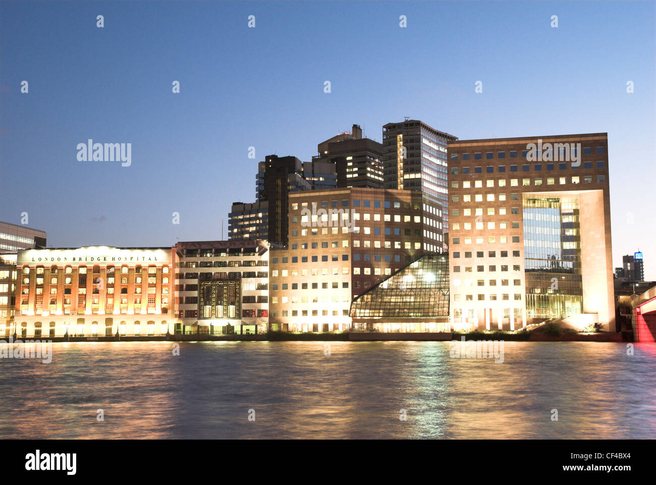 Una vista di London Bridge e il fiume Tamigi di notte Foto Stock