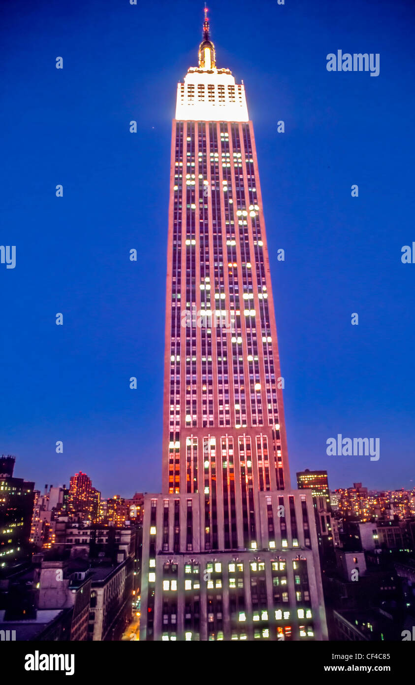 New York, NY - USA - Vista ad angolo ridotto dell'Empire State Building illuminato al tramonto Foto Stock