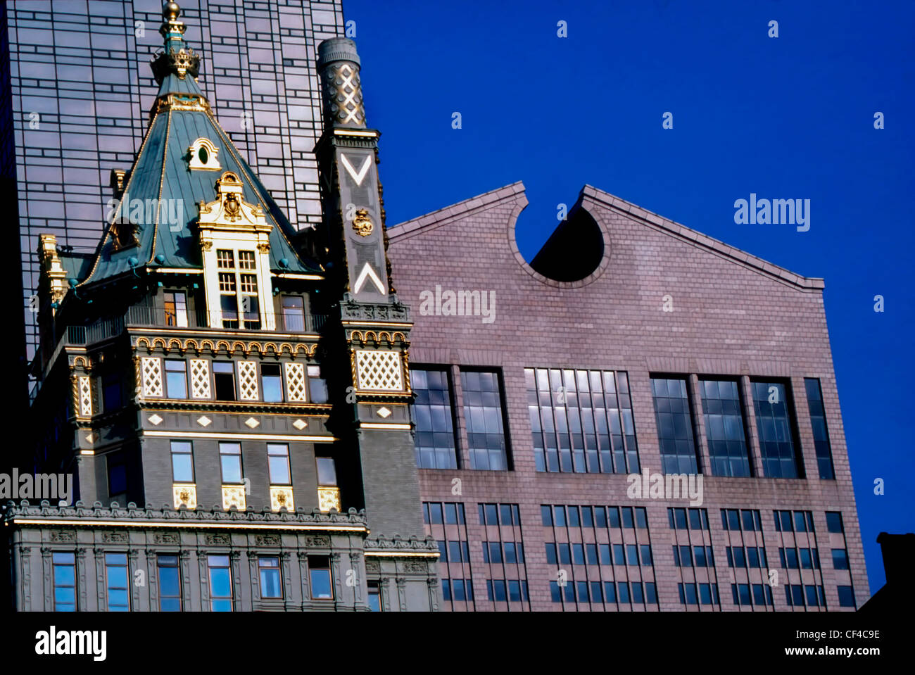 New York, NY - USA- Top of A.T. Building con Crown Building Dettagli architettonici contrasto, edifici insoliti Foto Stock