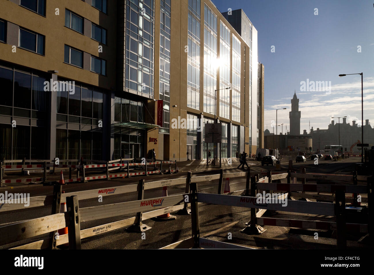 Il Jury's Inn Hotel a Bradford Town Hall in background, Thornton Road, Bradford City Centre. Foto Stock