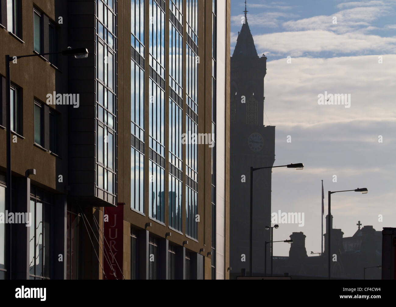Il Jury's Inn Hotel a Bradford Town Hall in background, Thornton Road, Bradford City Centre. Foto Stock