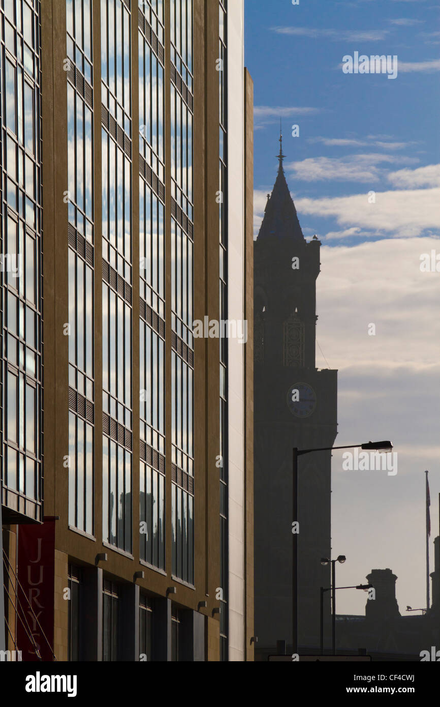 Il Jury's Inn Hotel a Bradford Town Hall in background, Thornton Road, Bradford City Centre. Foto Stock