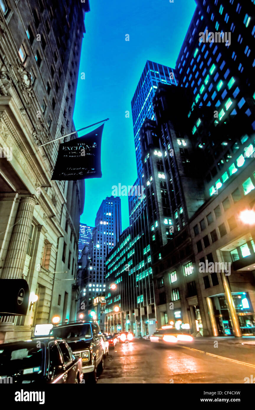 New York, NY - USA- 'Wall Street District' Street scene, verticale, illuminata di notte, Broad Street. Anni ottanta Foto Stock