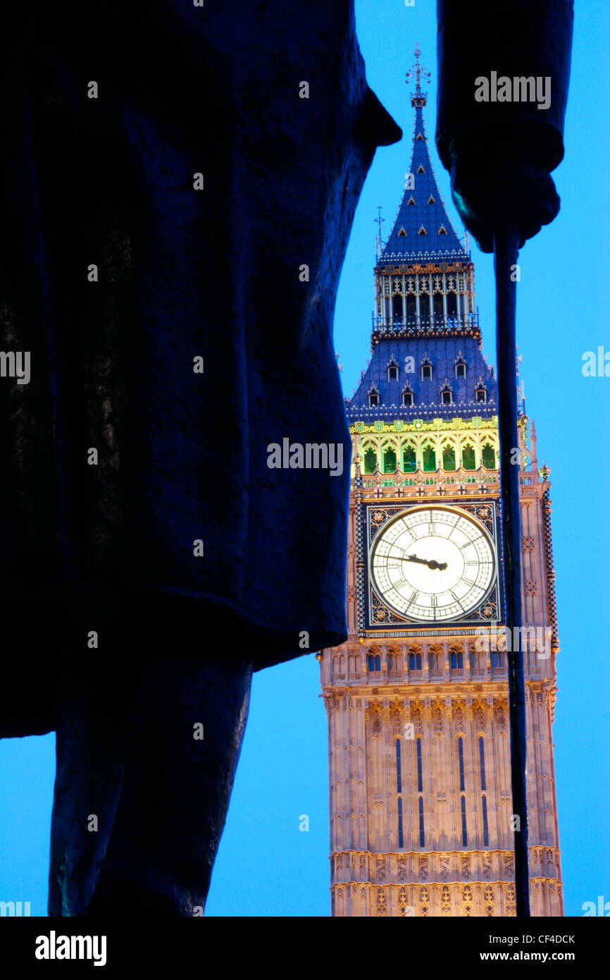 Big Ben incorniciata da una statua di Winston Churchill. Foto Stock