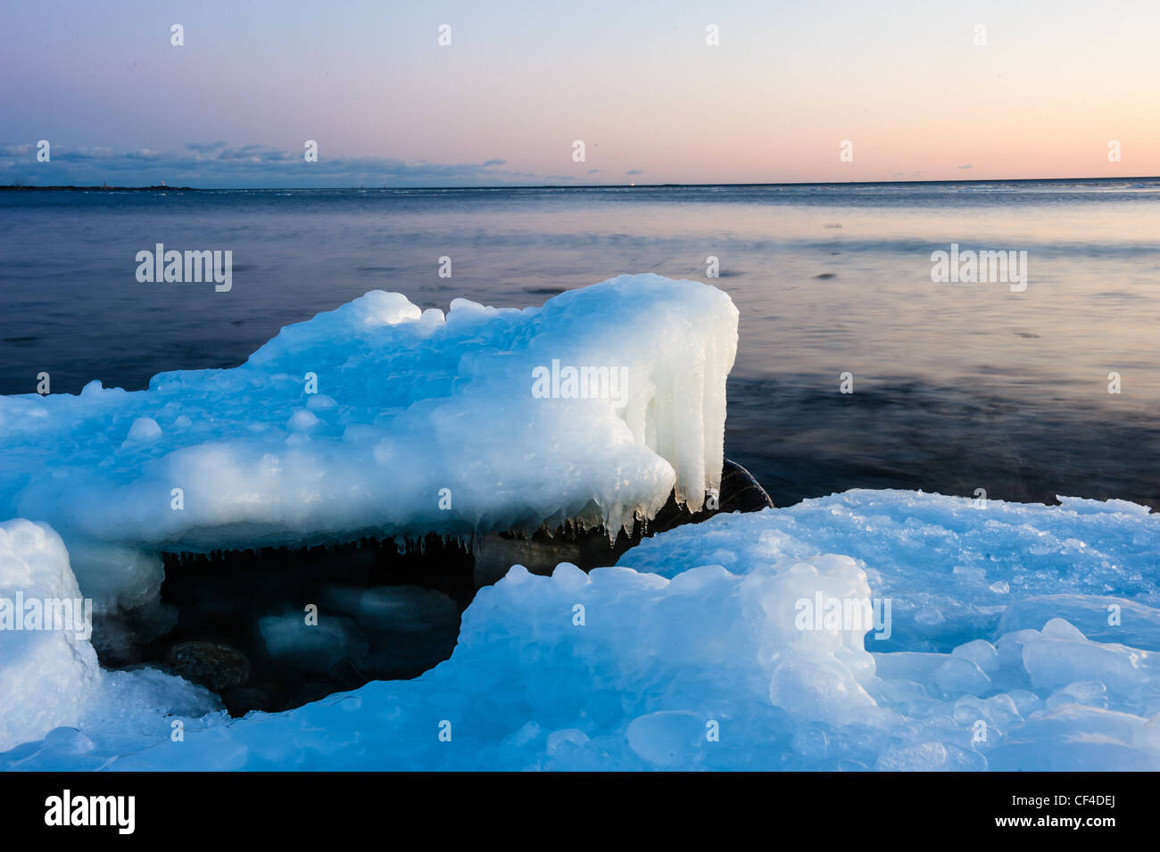 Fusione del ghiaccio sulla spiaggia al tramonto Foto Stock