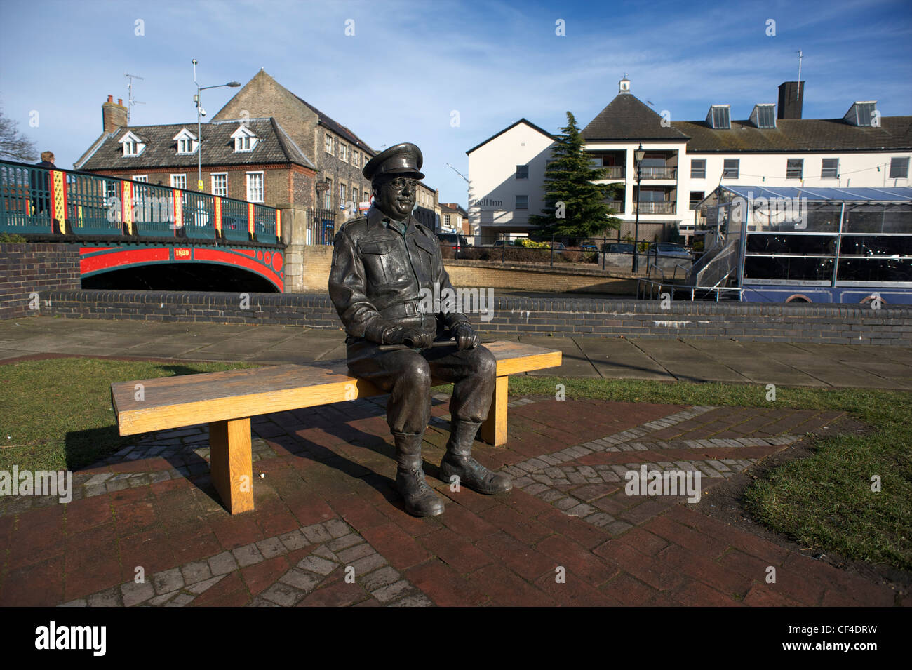 Statua di bronzo del papà della TV dell esercito mostra carattere Capitano George Mainwaring svolto da Arthur Lowe a Thetford, Norfolk. Foto Stock