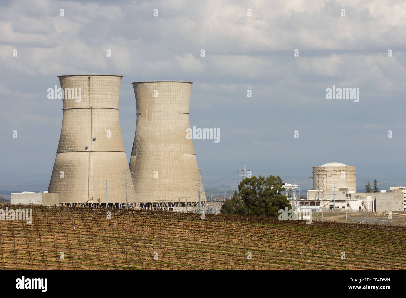 Disattivazione della centrale nucleare di Sacramento, California, che mostra i vitigni nei campi che circondano le torri di raffreddamento. Foto Stock