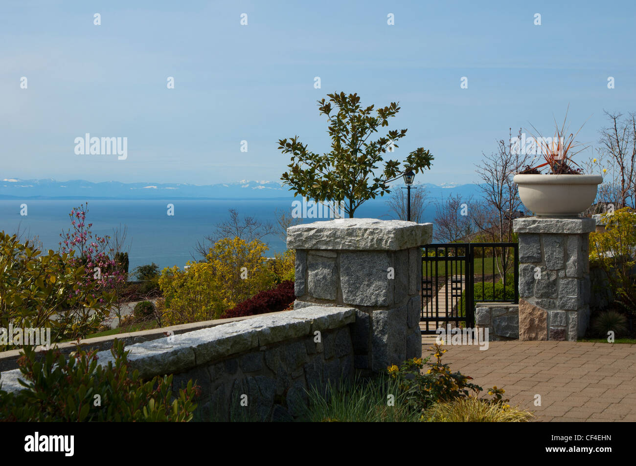 Vista dell'oceano da un albergo nel quartiere benestante di proprietà britannica, in West Vancouver, British Columbia, Canada Foto Stock