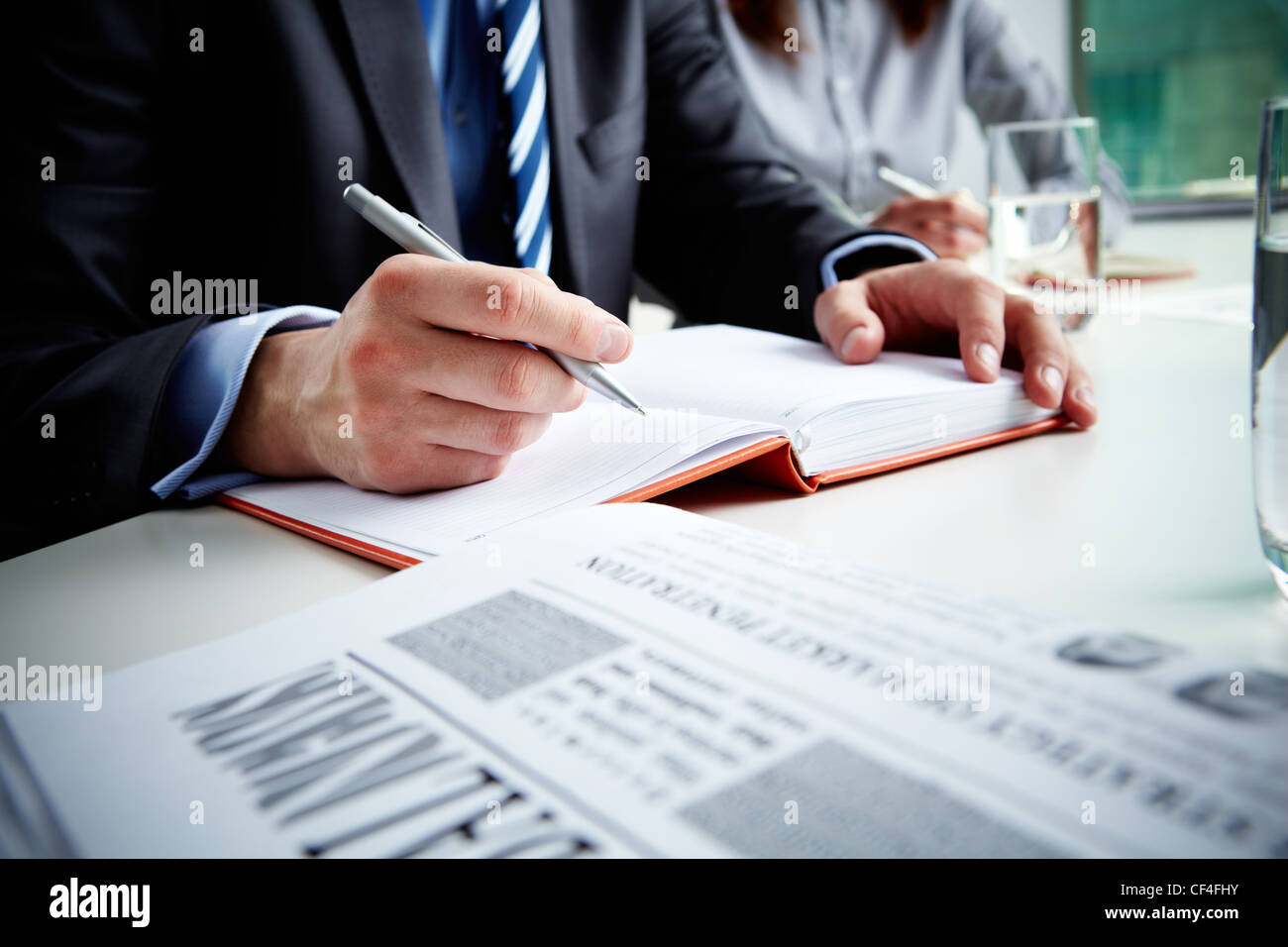 Immagine del lato maschio con la penna sul notebook aperto al seminario o lezione Foto Stock
