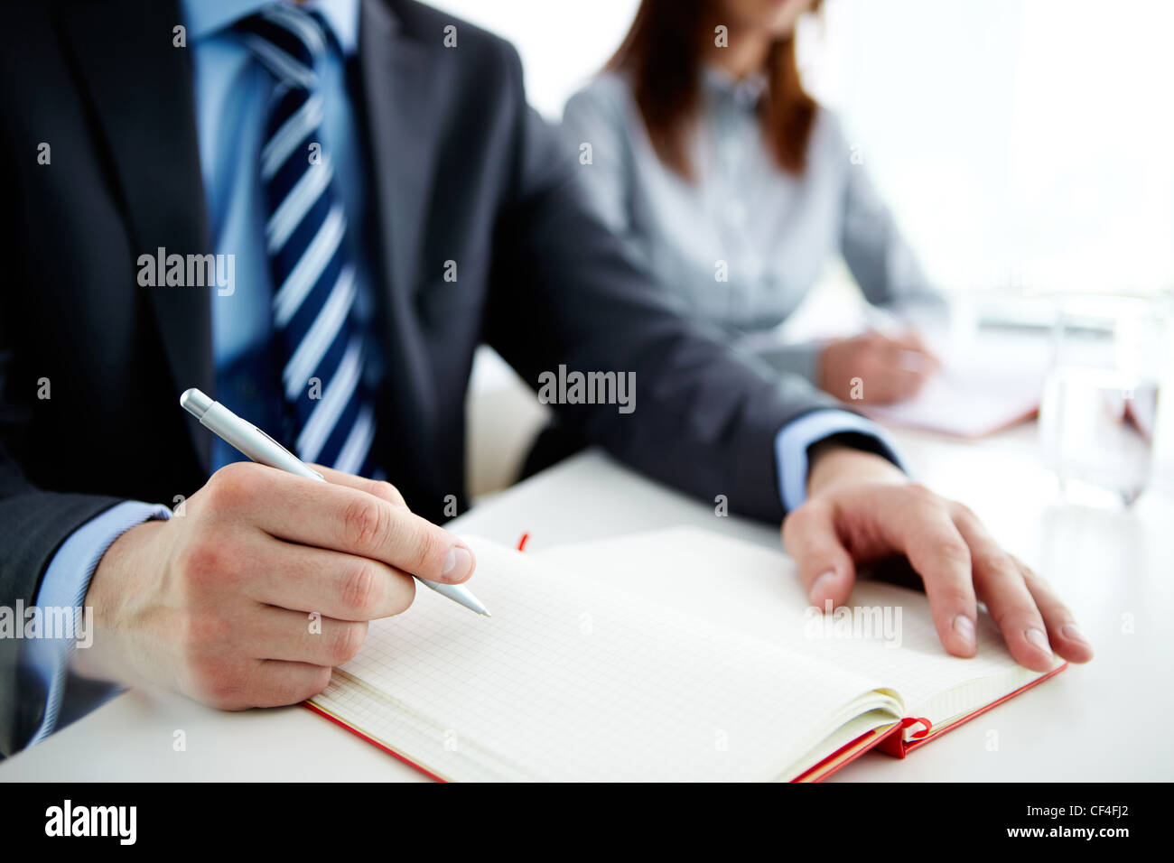 Immagine del lato maschio con la penna sul notebook aperto al seminario o lezione Foto Stock