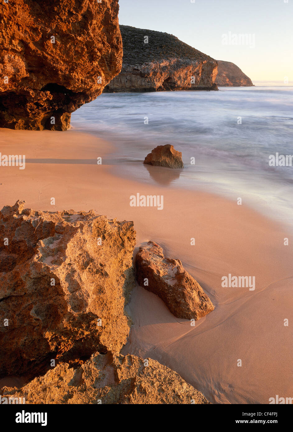 Scogliere calcaree e la spiaggia al tramonto al burrone des Casoars Wilderness Protection Area, Kangaroo Island, Sud Australia Foto Stock