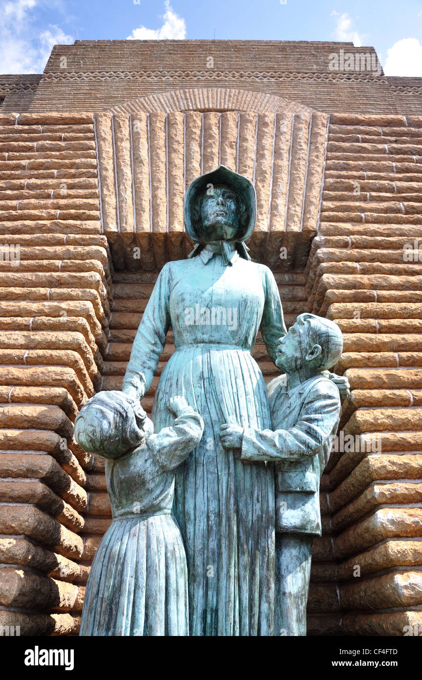 Voortrekker donna e bambini statua, il Monumento Voortrekker, Pretoria, provincia di Gauteng, Repubblica del Sud Africa Foto Stock