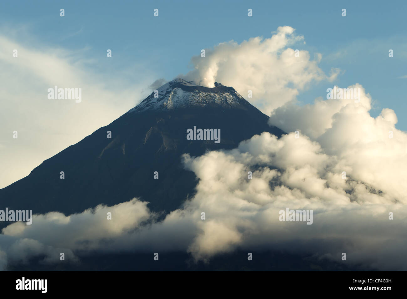 Vulcano Tungurahua fumatori inizio 2012 Foto Stock