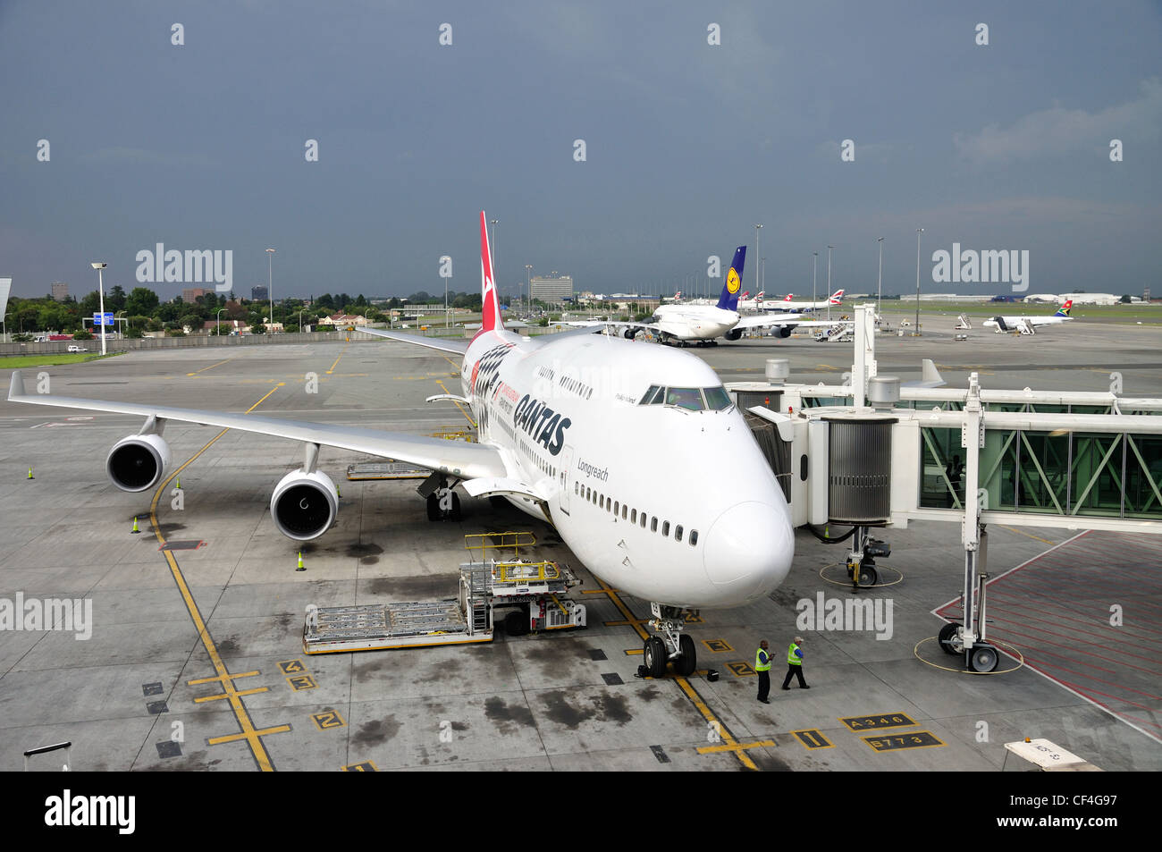 Qantas Airbus 380 presso il cancello, O.R. Tambo Aeroporto Internazionale di Johannesburg, provincia di Gauteng, Repubblica del Sud Africa Foto Stock