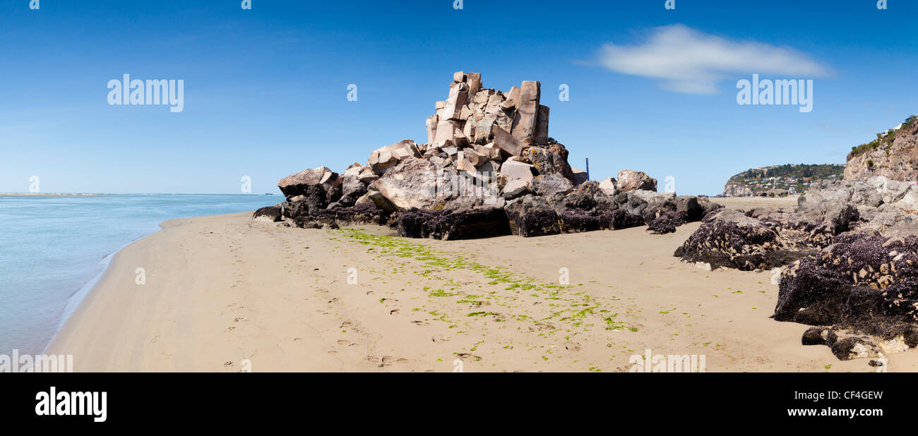 Demolito Shag Rock, un ben noto punto di riferimento sulla spiaggia in Christchurch sobborgo di Sumner Foto Stock