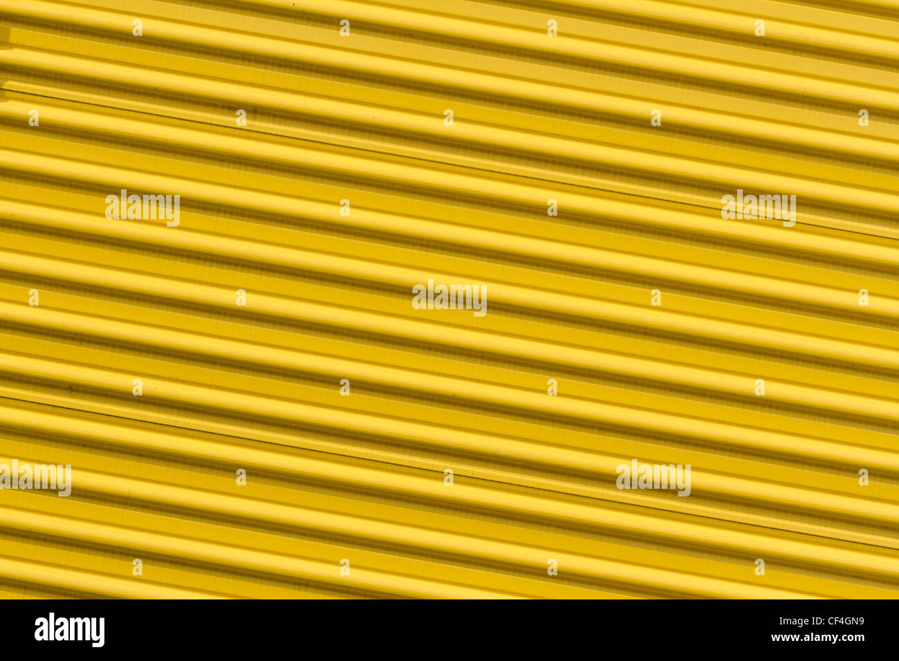 Vernice gialla di metallo ondulato per sfondo testurizzata Foto Stock