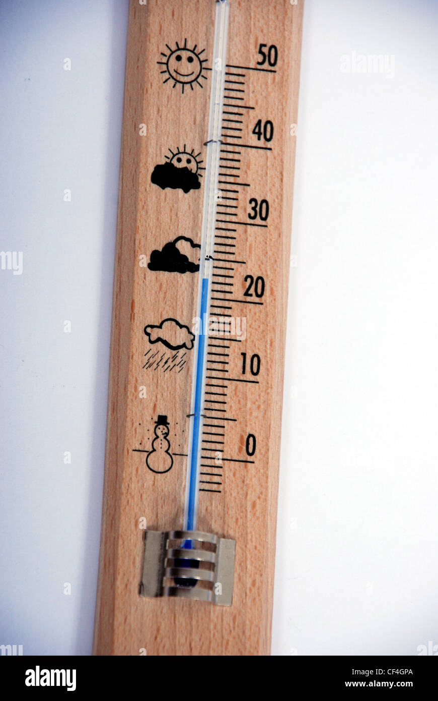 Close up dettaglio del termometro in legno Foto Stock