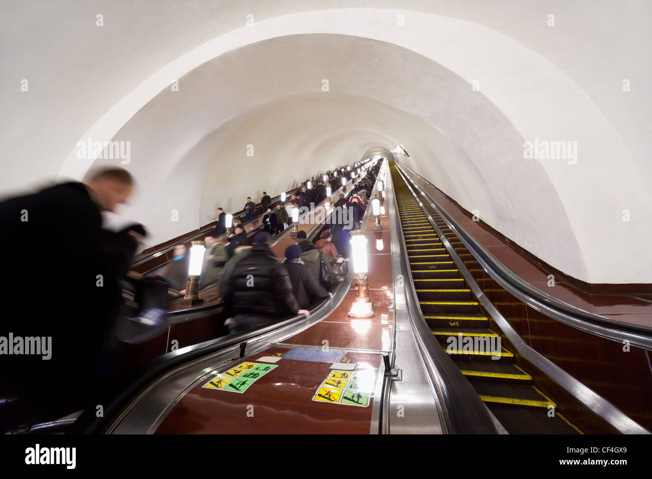 Mosca - marzo 23: persone sulle scale mobili della stazione metro Komsomolskaya su Marzo 23, 2010 a Mosca. Foto Stock