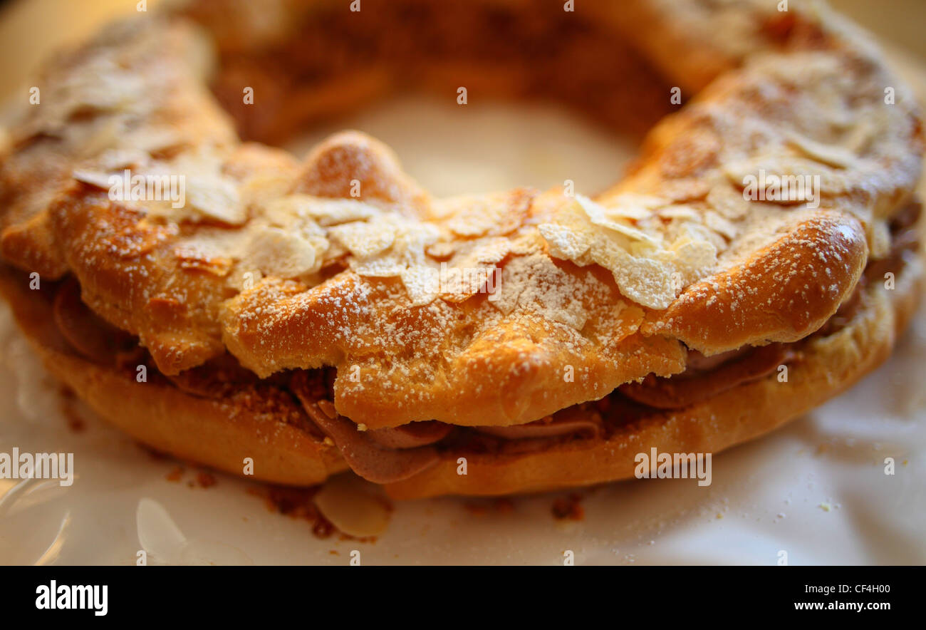 Parigi Brest anello torta crema deserto su una piastra Foto Stock