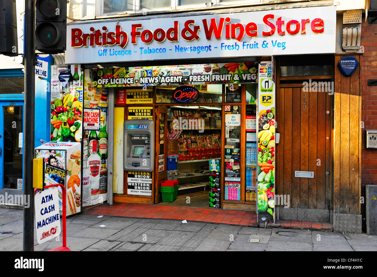La parte esterna di un locale comodo negozio, "British Food & Wine Store' in Old Street. Foto Stock