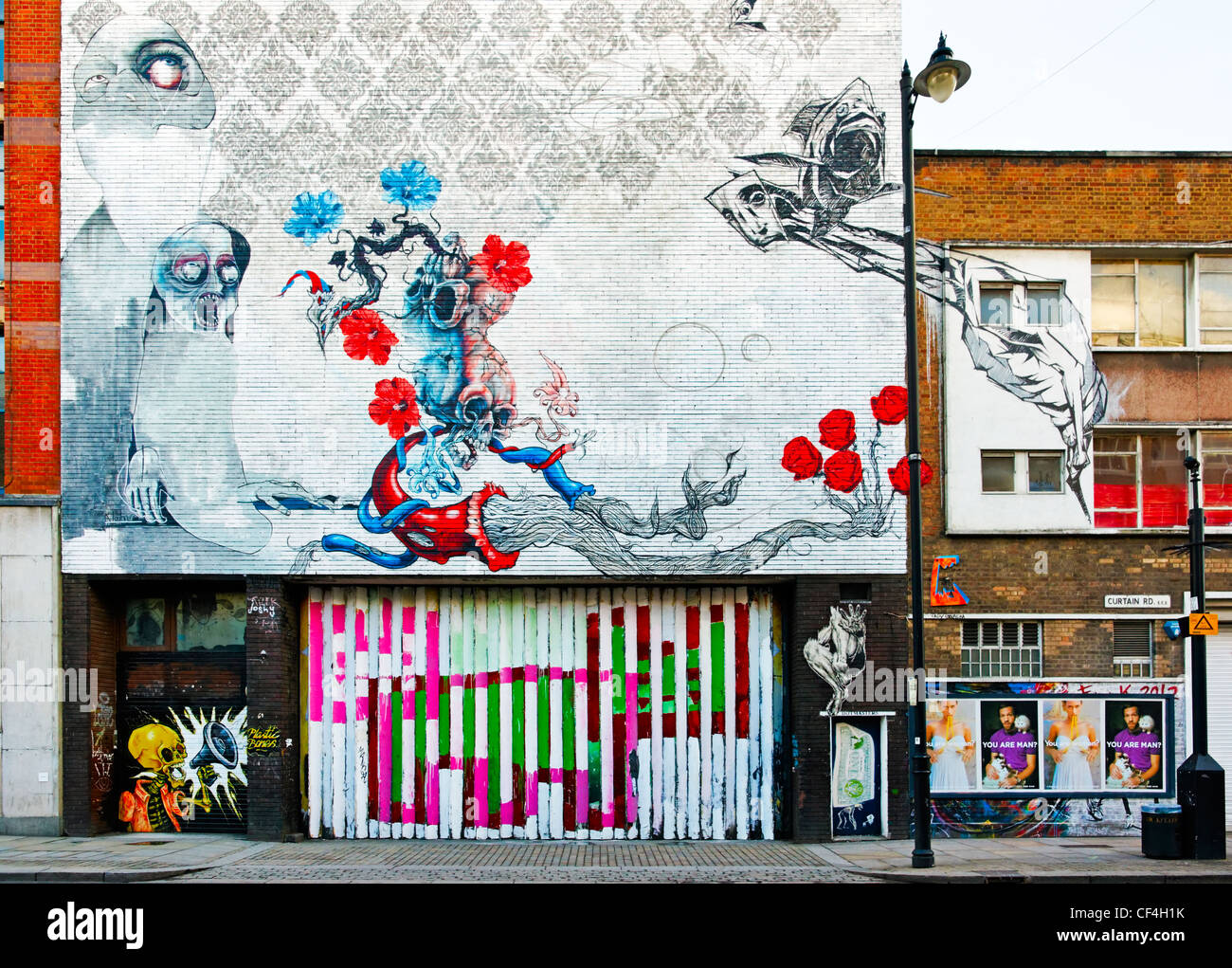 Arte di strada su edifici in strada a tendina nell'east end di Londra. Foto Stock