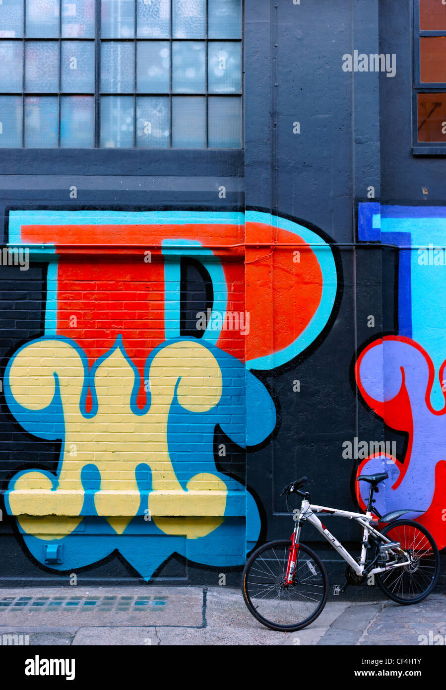 Arte di strada su un edificio in Ebor Street nell'east end di Londra. Foto Stock