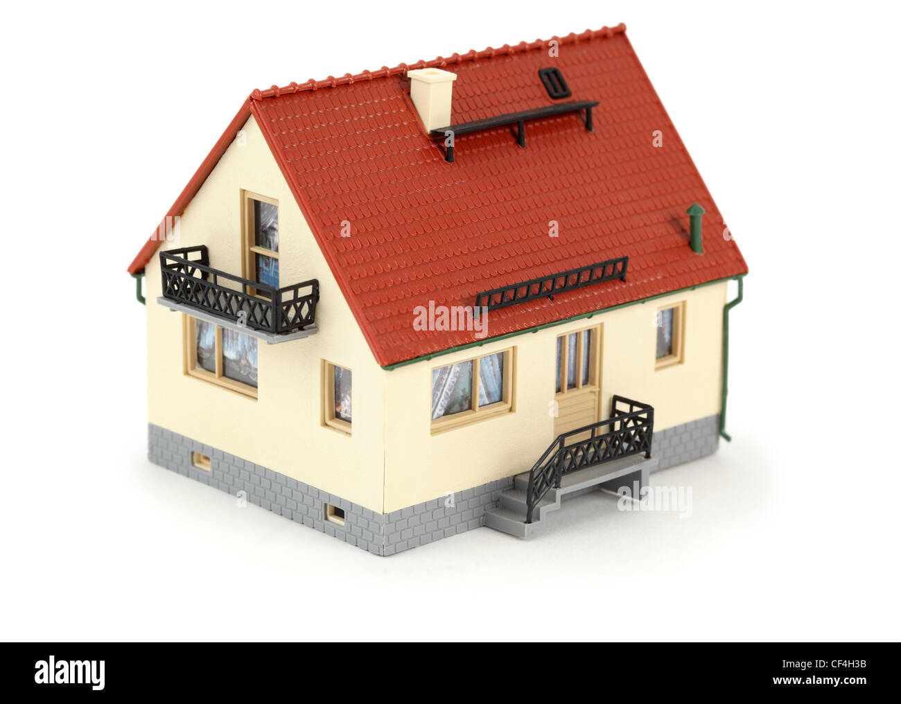 Modello di casa con tetto di tegole. Isolato su sfondo bianco. Foto Stock