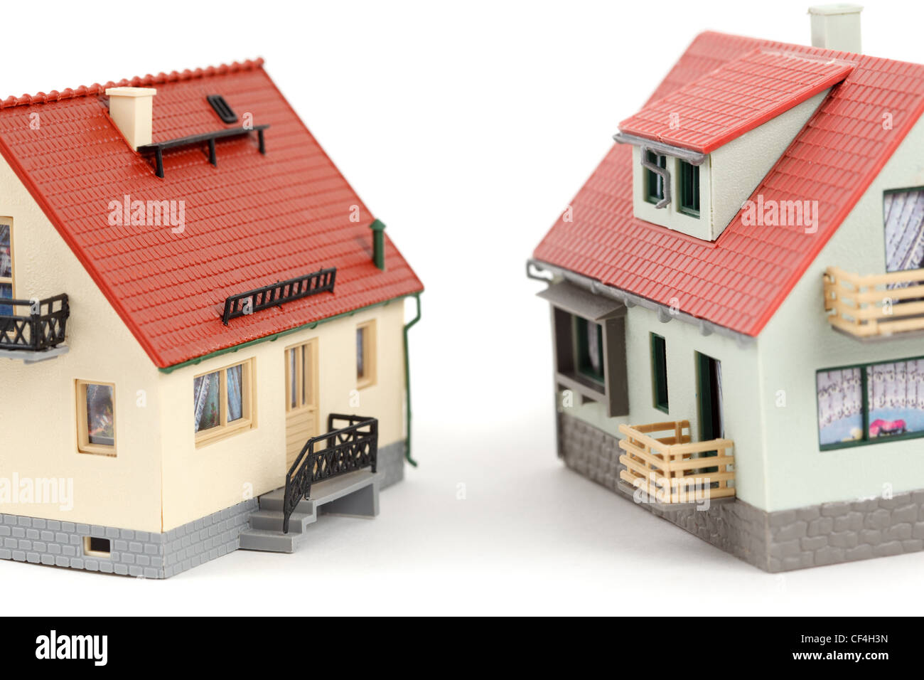 Modelli di due case su sfondo bianco. Close-up. Foto Stock