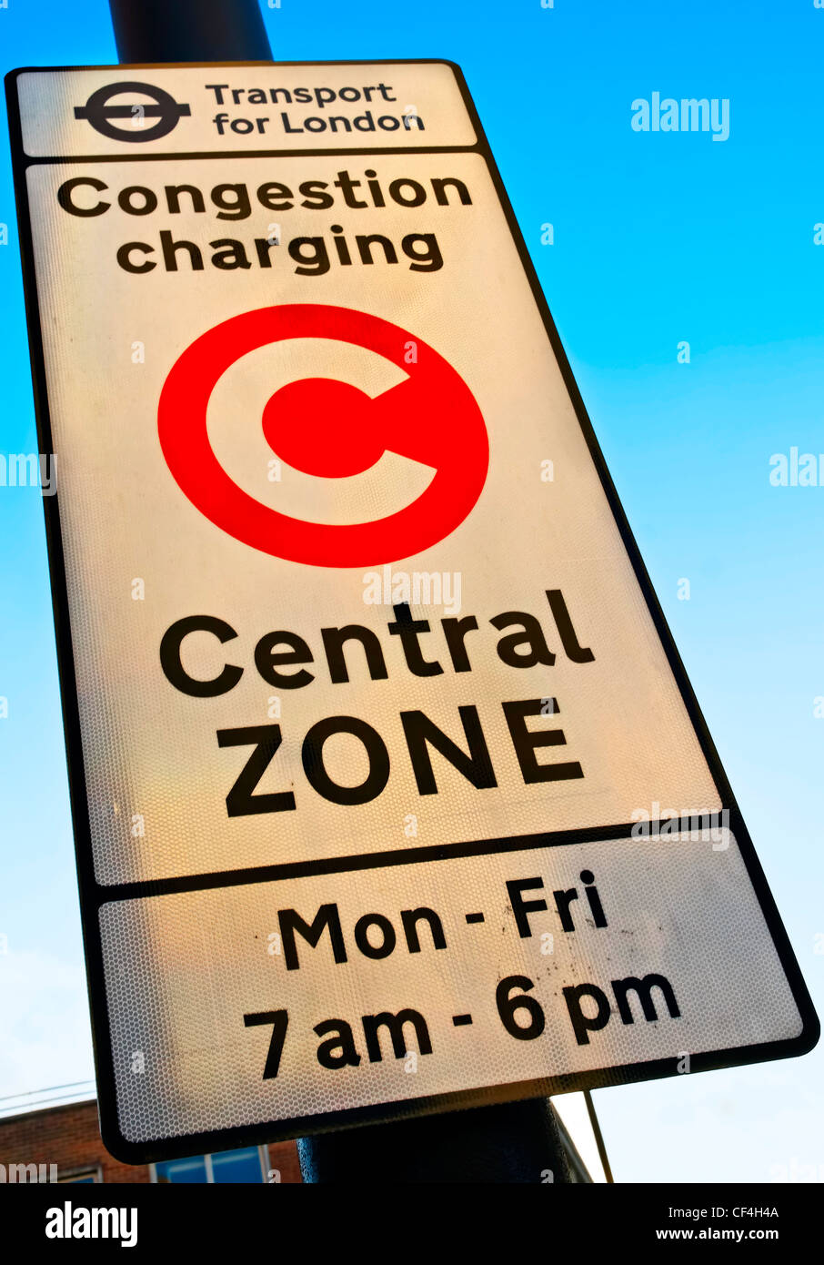 London Congestion Charge segno che indica il punto e i tempi in corrispondenza dei quali una tassa per gli automobilisti che viaggiano nel centro di Londra Foto Stock