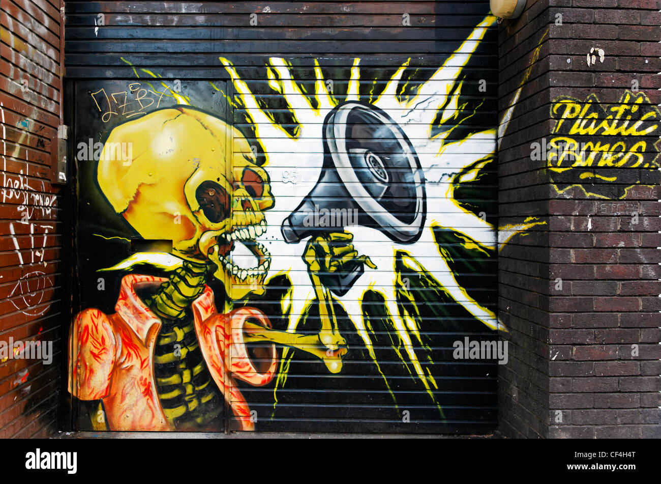 Le ossa di plastica di graffiti su un edificio in strada a tendina nell'east end di Londra. Foto Stock