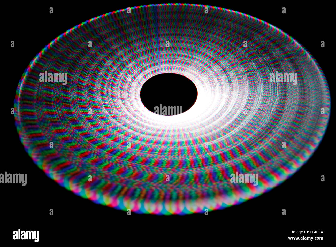 Colorato sentiero incandescente LED rotante, in forma di un disco. Isolato su sfondo nero. Foto Stock