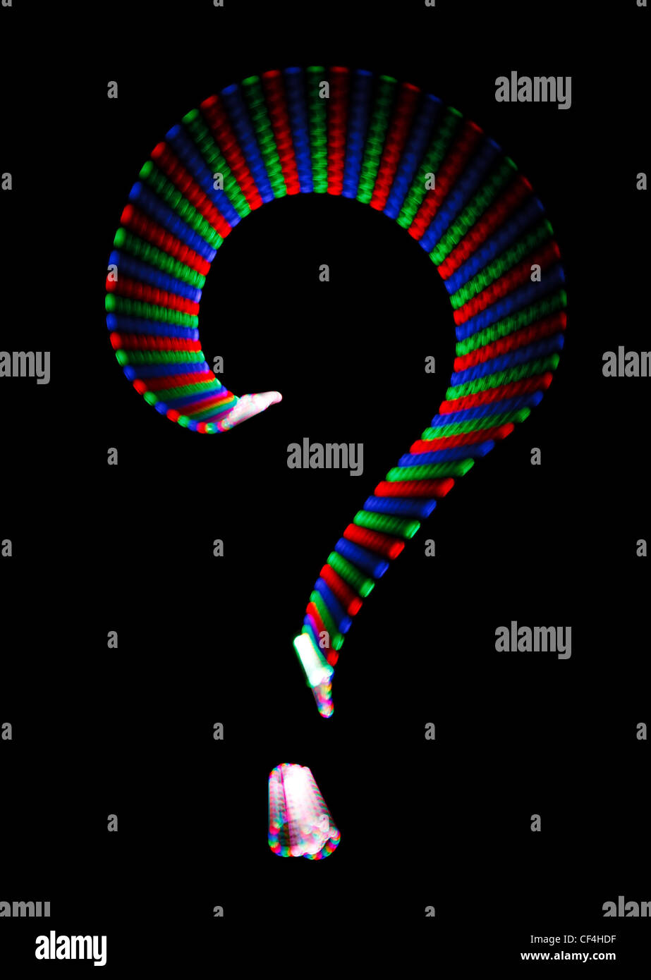 Luminoso simbolo arcobaleno punto interrogativo su sfondo nero. Isolato. Foto Stock