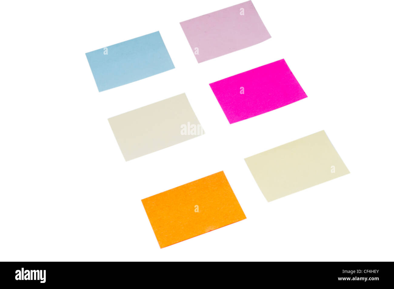 Un set di note adesive colorate in varie dimensioni e sfumature su sfondo bianco. Ideale per la pianificazione dell'ufficio, l'organizzazione creativa e la grafica dello studio. Foto Stock