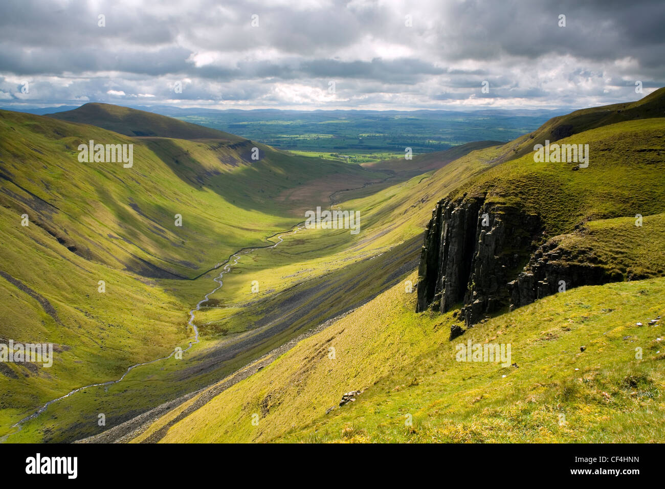 Una vista verso il basso attraverso la tazza alta Nick. Questa classica forma a U alta valle sul fianco occidentale del North Pennines Area di Outstan Foto Stock