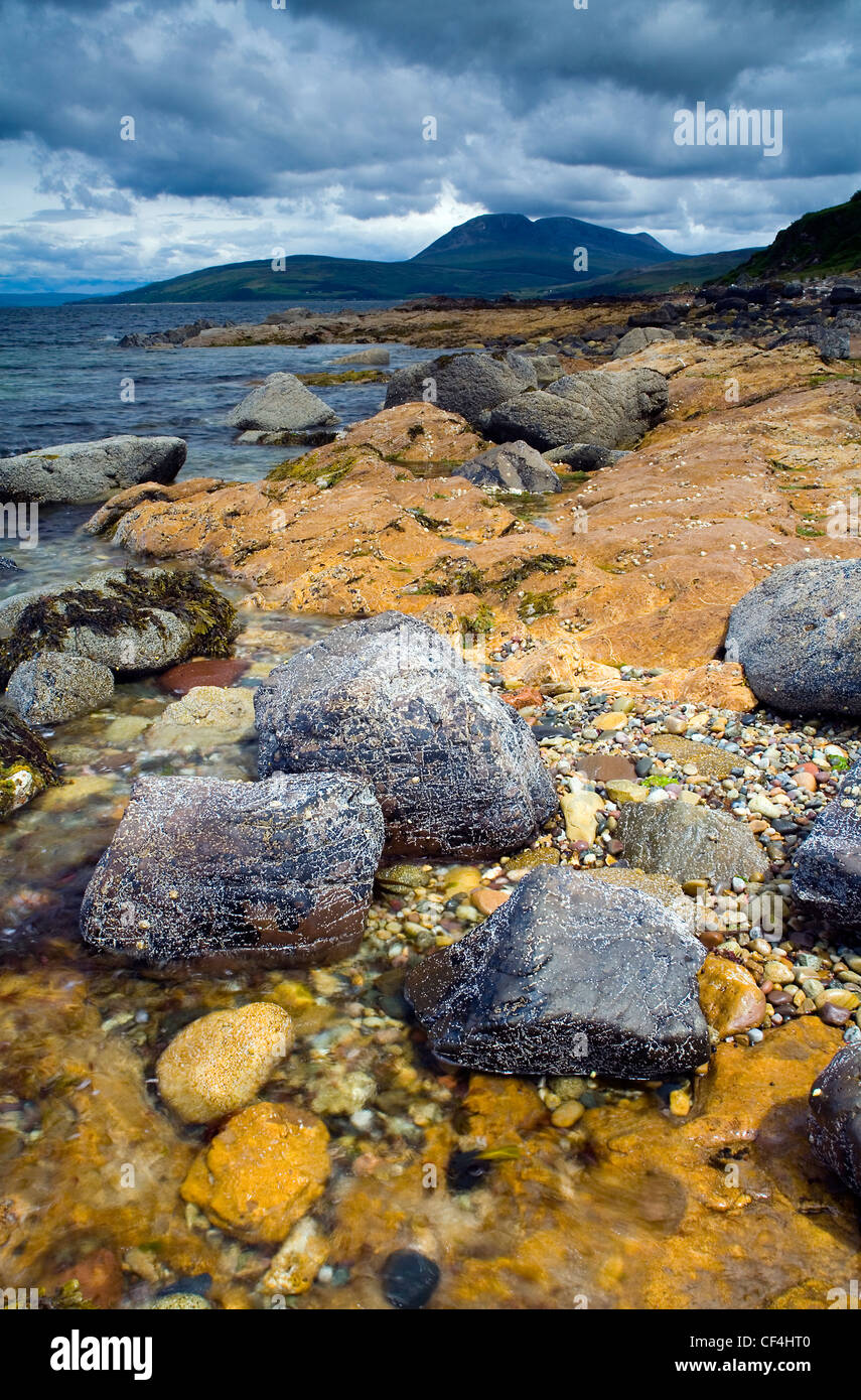 Una vista di tutta la baia Machrie a Beinn Bharrain. L'isola di Arran è la più meridionale isola scozzese e si siede nel Firth of Cl Foto Stock