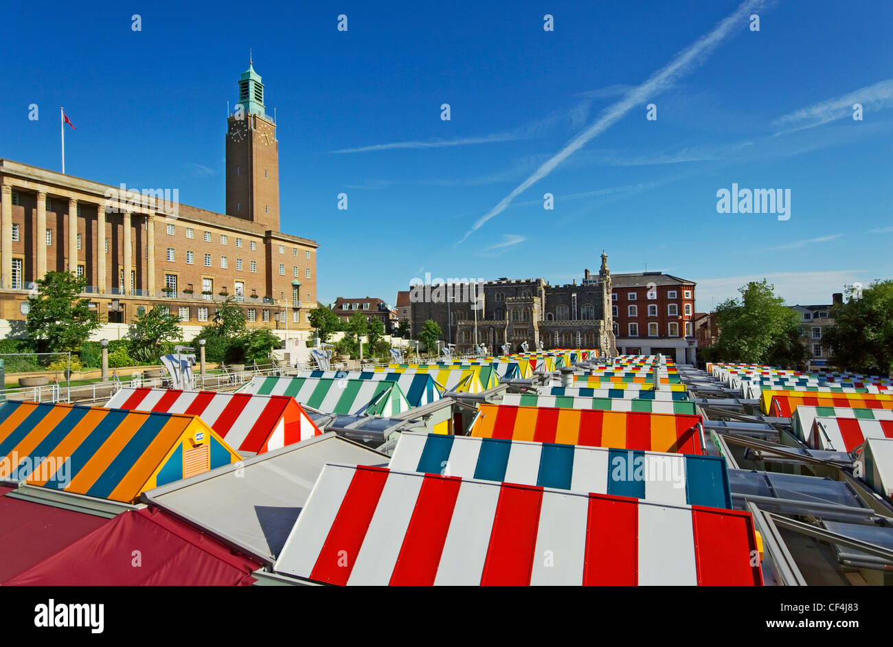 I coloratissimi tettoie di bancarelle sul mercato di Norwich. Foto Stock