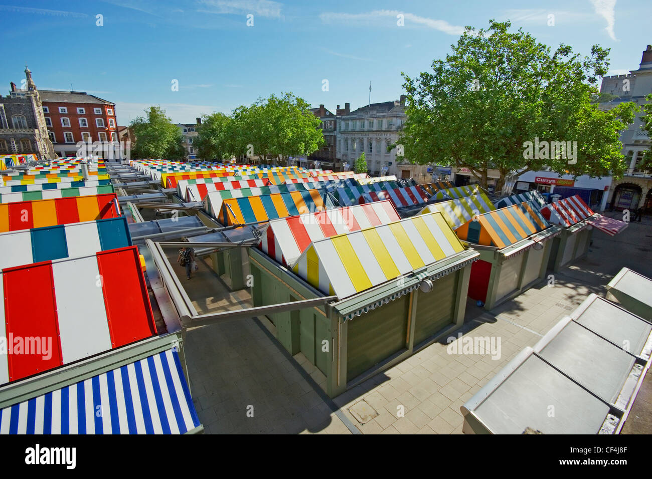 I coloratissimi tettoie di bancarelle sul mercato di Norwich. Foto Stock
