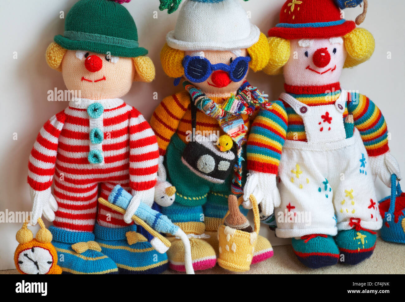 Tre bambole di maglia - tourist decoratore e wee willie winkie set contro uno sfondo bianco Foto Stock