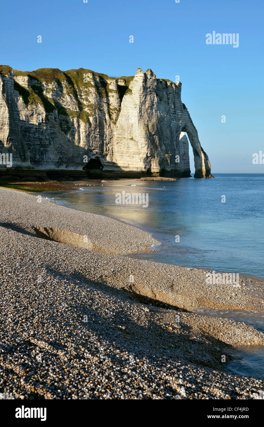 La famosa spiaggia di ciottoli e scogliera 'd'Aval' di Etretat, comune nel dipartimento Seine-Maritime in Alta Normandia Foto Stock