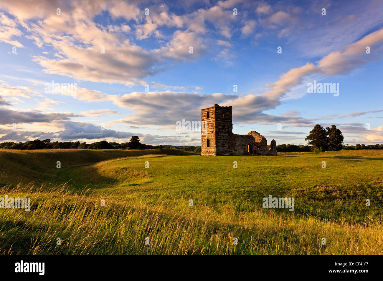 Knowlton Chiesa e lavori di sterramento. Le rovine di una chiesa medievale è al centro di un rituale del Neolitico henge terrapieno. Foto Stock